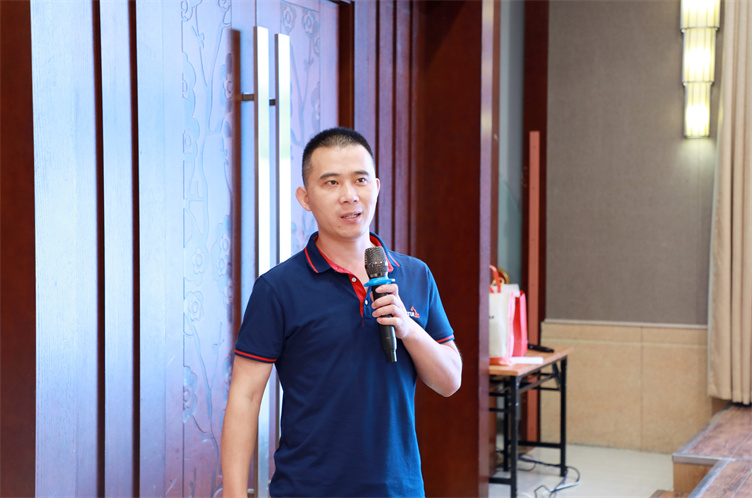 山重建機召開黨委理論學習中心組（擴大）會議暨領(lǐng)導干部務虛會