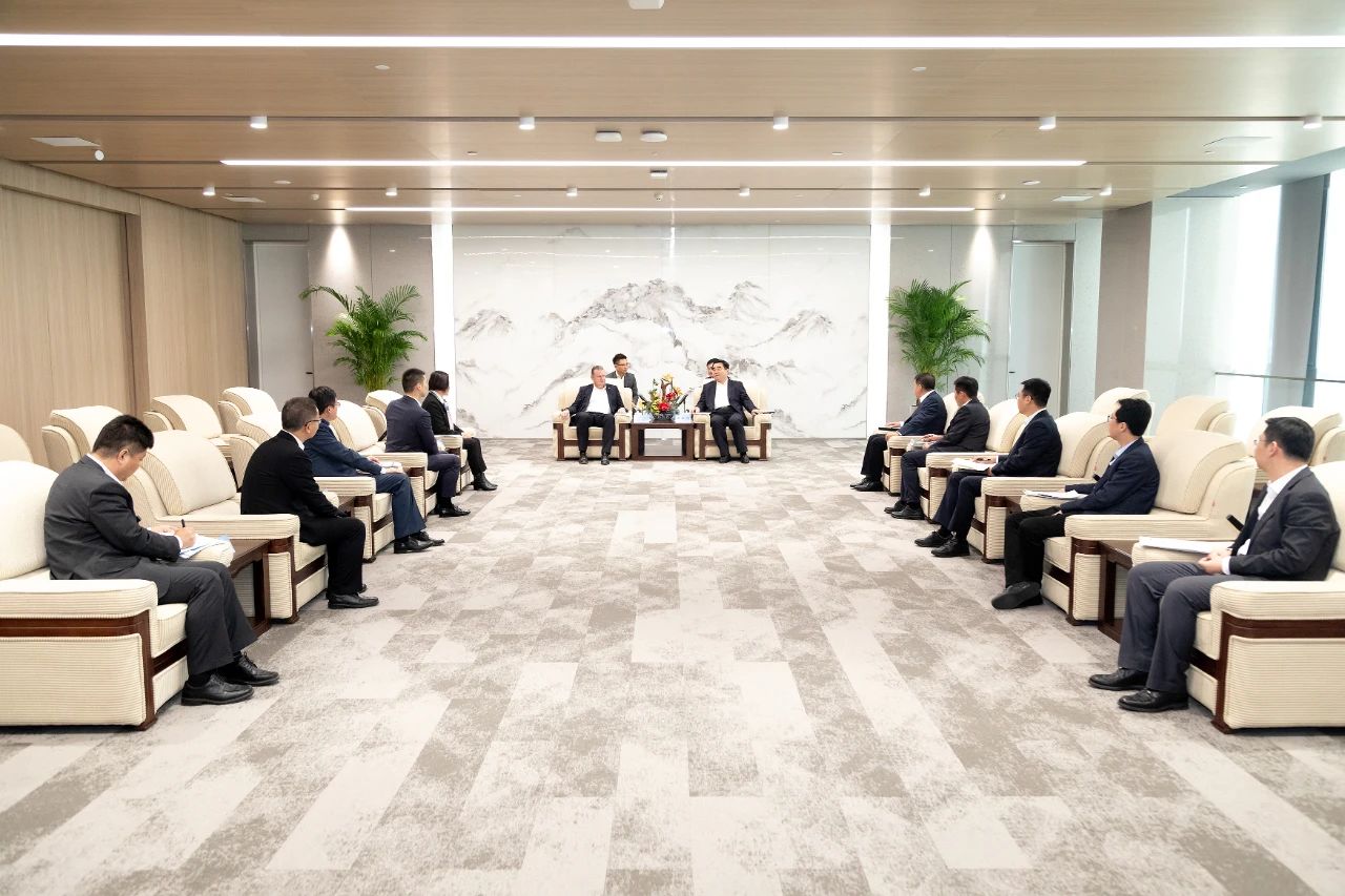 滿慎剛會見采埃孚集團董事會成員彼得·萊爾