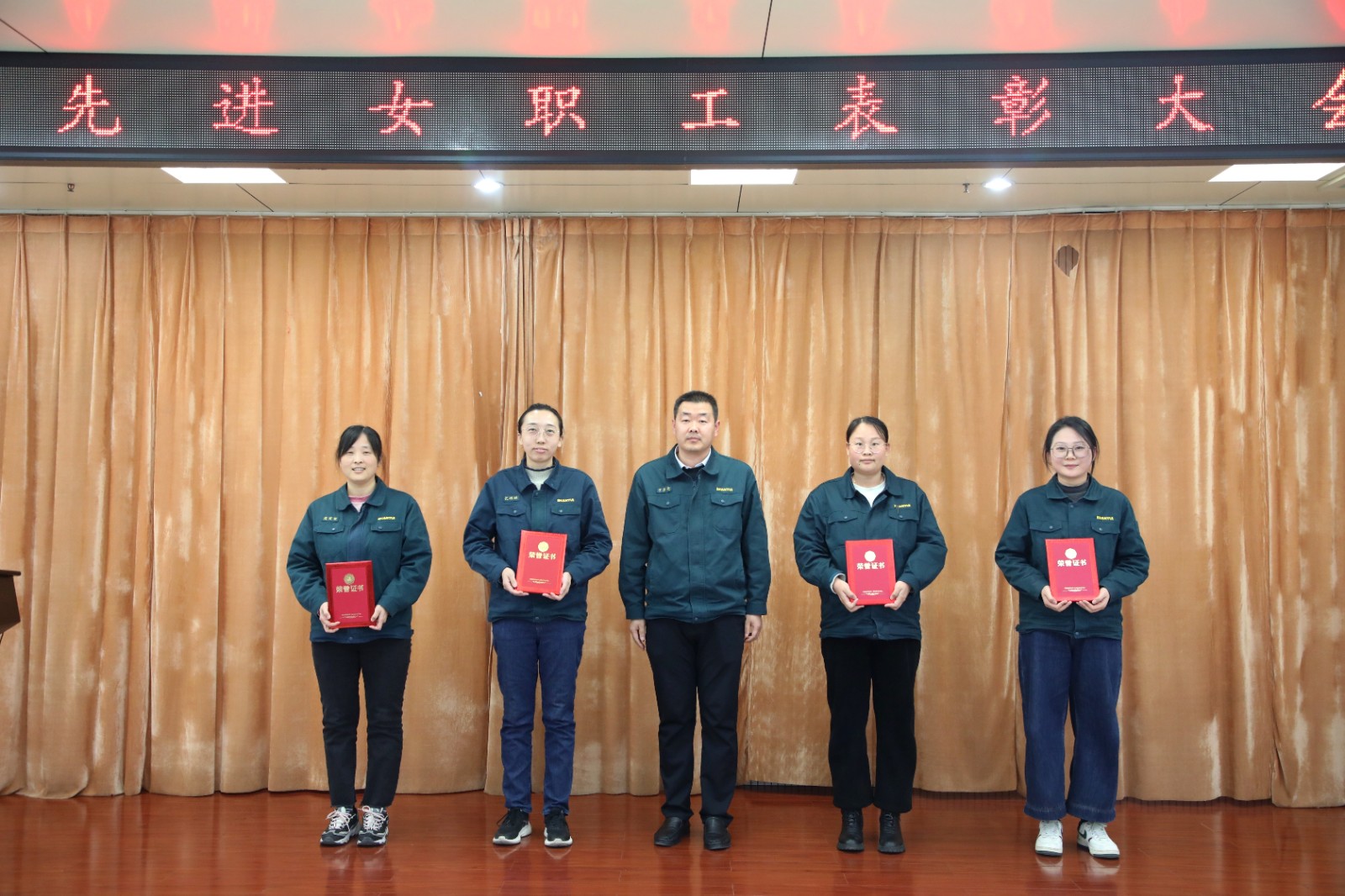 山重建機(jī)公司工會(huì)舉辦2024年度先進(jìn)女職工表彰大會(huì) 暨“花樣芳華，巾幗綻彩”插花活動(dòng)